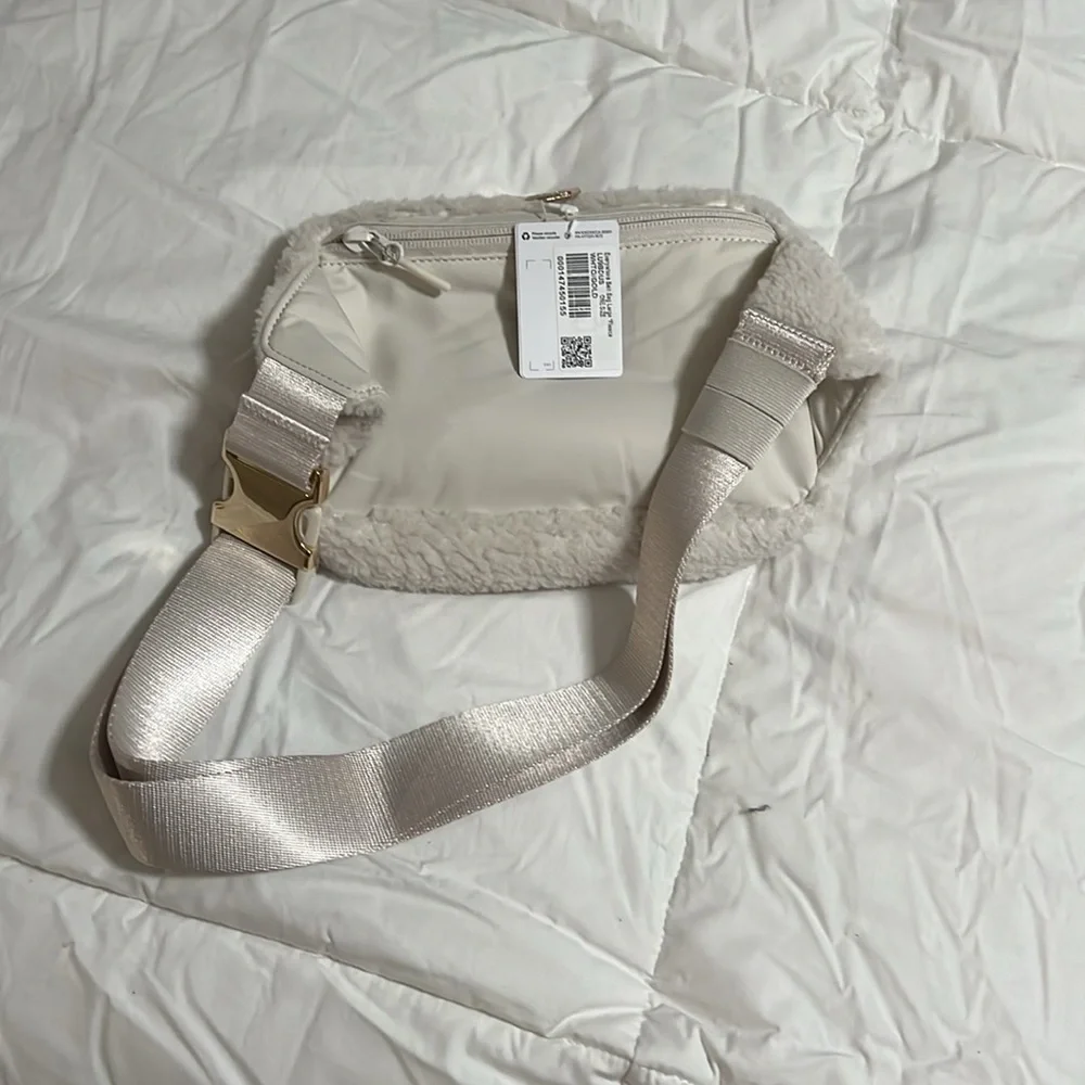 NWT Lululemon Everywhere Belt Bag 2L Fleece White Opal/Gold New - Picture 3 of 6
